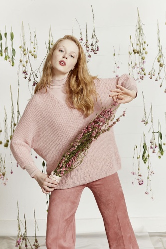 Artikelbild des Artikels “Pullover mit V-Ausschnitt aus Alpaca Superlight 749.0248 - Altrosa | L-XL (225g)“