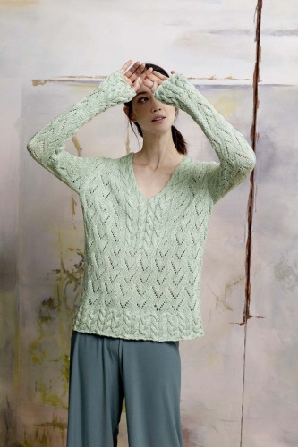 Artikelbild des Artikels “Pullover mit V-Ausschnitt im Zopfmuster aus Liza “