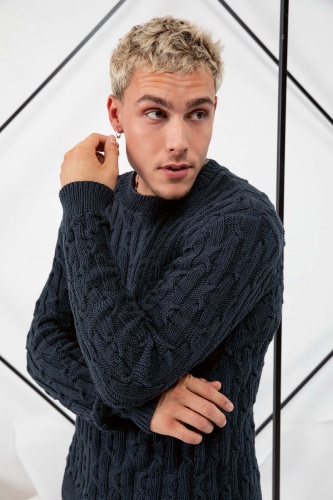 Artikelbild des Artikels “Herrenpullover mit Zopfmuster aus Soft Cotton “
