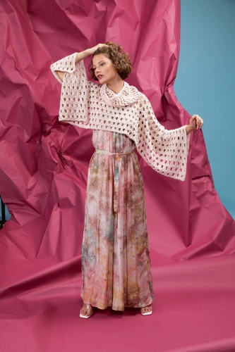 Artikelbild des Artikels “Cape mit Lochmuster aus Sakura “