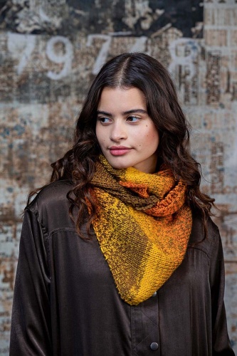 Artikelbild des Artikels “Dreiecktuch RITA aus Lovis 1119.0005 - gelb/orange/braun | ca 53 x 140 cm (200g)“