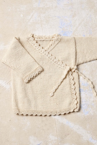 Artikelbild des Artikels “Wickeljacke Saga aus Baby Cotton Naturally Colored “