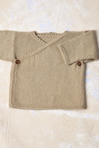 Artikelbild des Artikels “Wickeljacke Anders aus Baby Cotton Naturally Colored “