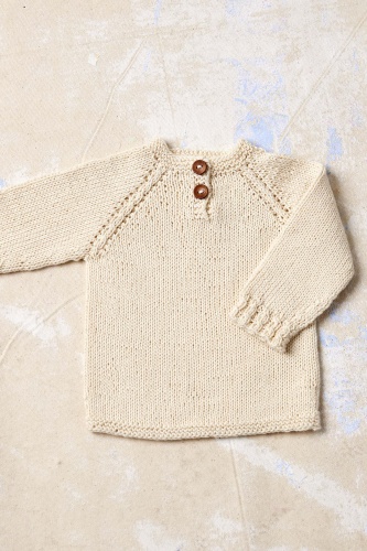 Artikelbild des Artikels “Pullover Top Down Rune aus Baby Cotton Naturally Colored “