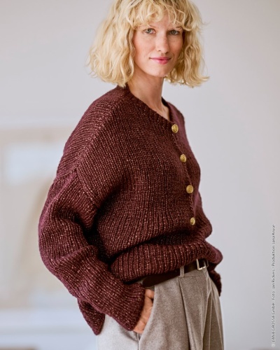 Artikelbild des Artikels “Rippenpullover Mit Goldknöpfen aus Lucida “