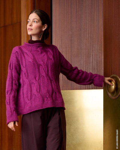 Artikelbild des Artikels “Pullover Mit Zöpfen aus Cool Merino 25 - Aubergine | 36/38 (500g)“