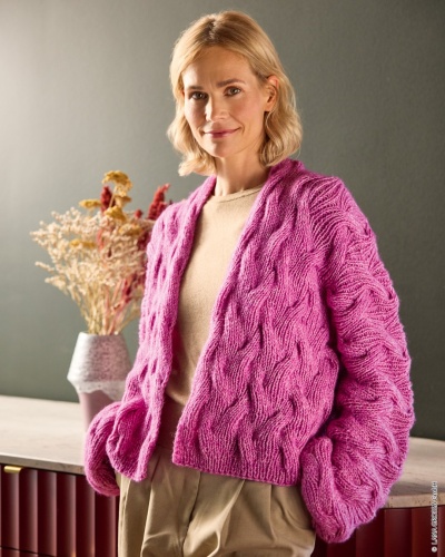 Artikelbild des Artikels “Jacke Im Versetzten Rippenzopfmuster aus Natural Alpaca Pelo “