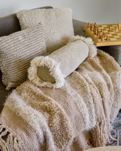 Artikelbild des Artikels “Gestreifte Decke Mit Fransen Und Pailletten aus Winter Softness & Basta & Cosmo & Orsetto “