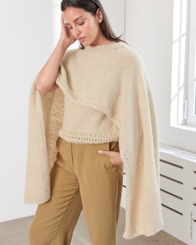 Artikelbild des Artikels “Cape Mit Musterborte aus Natural Alpaca Pelo “