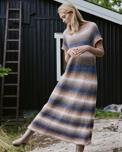 Artikelbild des Artikels “Wadenlanges Kleid aus Gomitolo Versione 459 - Rotviolett/Purpur/Schwarzgrün/Terrakotta/Blauviolett | 36/38 - 48/50 (600g)“
