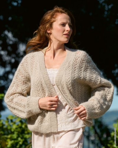 Artikelbild des Artikels “Lochmuster-Cardigan aus Setasuri 47 - Geranienrosa | 36/38, 42/44 (250g)“