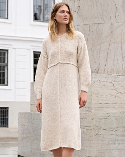 Artikelbild des Artikels “Kleid Mit Betonten Nähten aus Natural Alpaca Pelo “