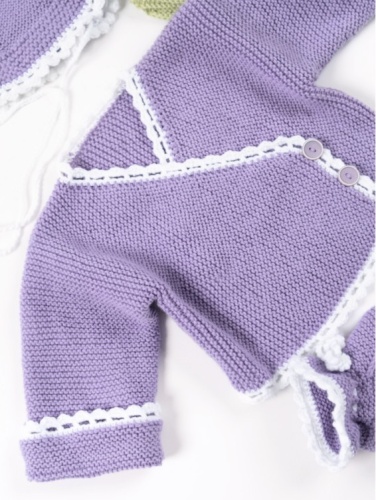 Artikelbild des Artikels “Wickeljacke mit Häkelblende aus Pro Lana Baby Micro “