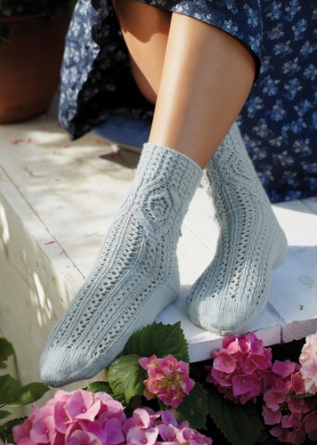 Artikelbild des Artikels “Socken mit Rautenmuster aus Regia Premium Silk “