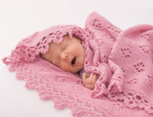 Artikelbild des Artikels “Babydecke mit Lochmuster und Borte aus Ecopuno “