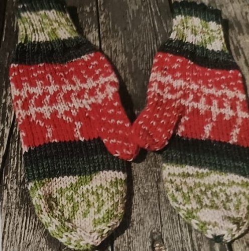 Artikelbild des Artikels “Gratis Anleitung: Fäustlinge aus Ferner Mally Socks “