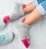 Artikelbild 2 des Artikels “TOPP  Sneakersocken stricken mit Wow-Effekt “