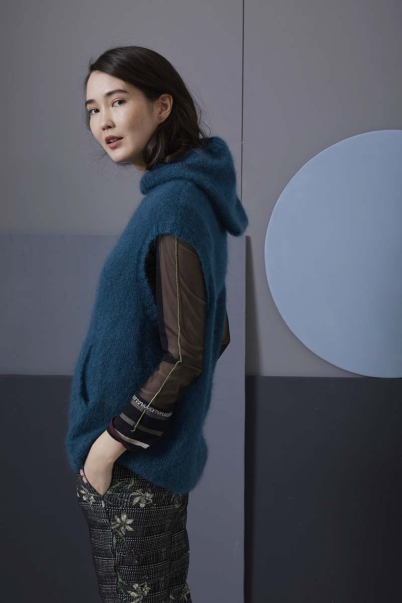 Artikelbild 1 des Artikels “Kapuzenpullover ohne Ärmel aus Mohair Luxe 698.0199 - Oliv dunkel | L-XL (225g)“