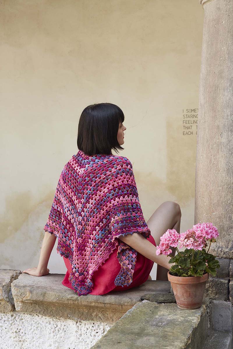 Artikelbild 1 des Artikels “Crocheted triangular shawl Find Your Rainbow aus WOOLADDICTS Artsy “