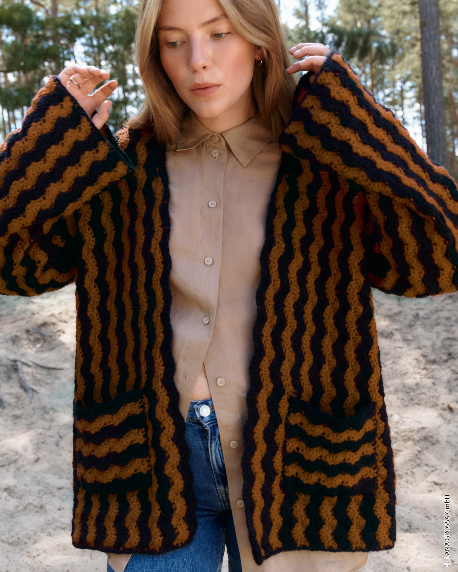 Artikelbild 1 des Artikels “Quer Gehäkelte Jacke aus Cool Merino “