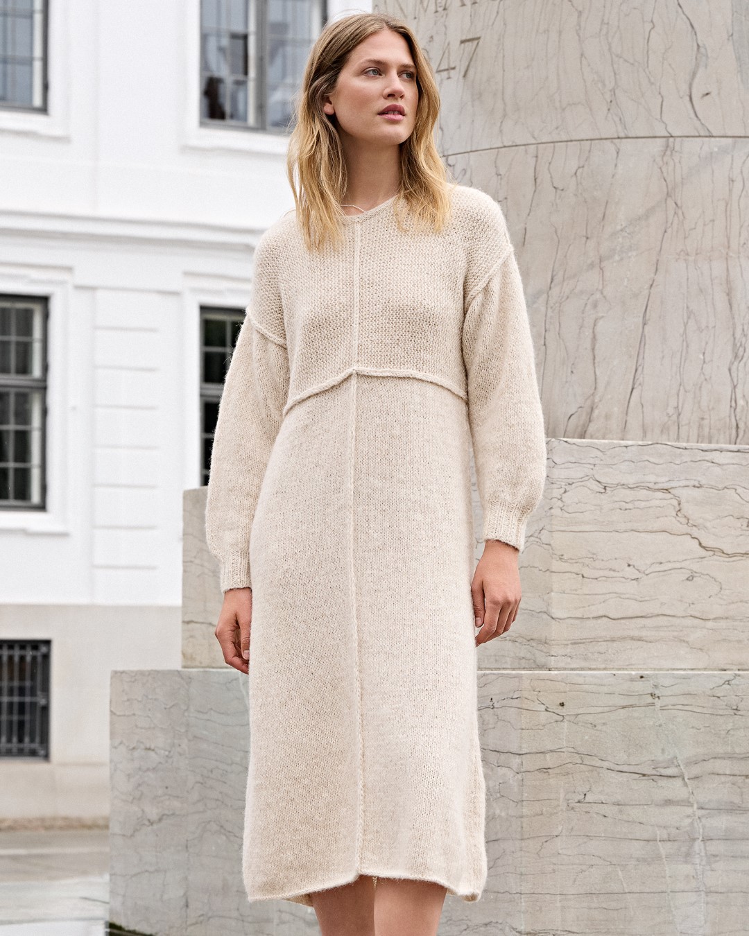 Artikelbild 1 des Artikels “Kleid Mit Betonten Nähten aus Natural Alpaca Pelo “