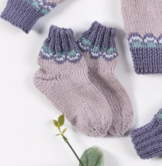 Artikelbild 1 des Artikels “Söckchen mit Jacquardmuster aus Pro Lana Baby Merino Soft “