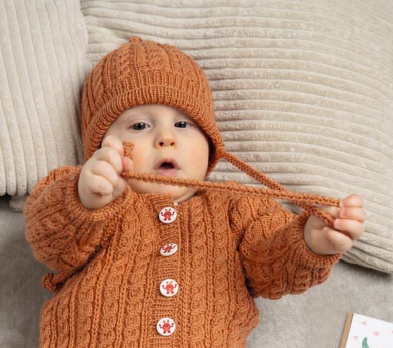 Artikelbild 1 des Artikels “Mütze mit Zopfmuster aus Pro Lana Baby Merino Soft “