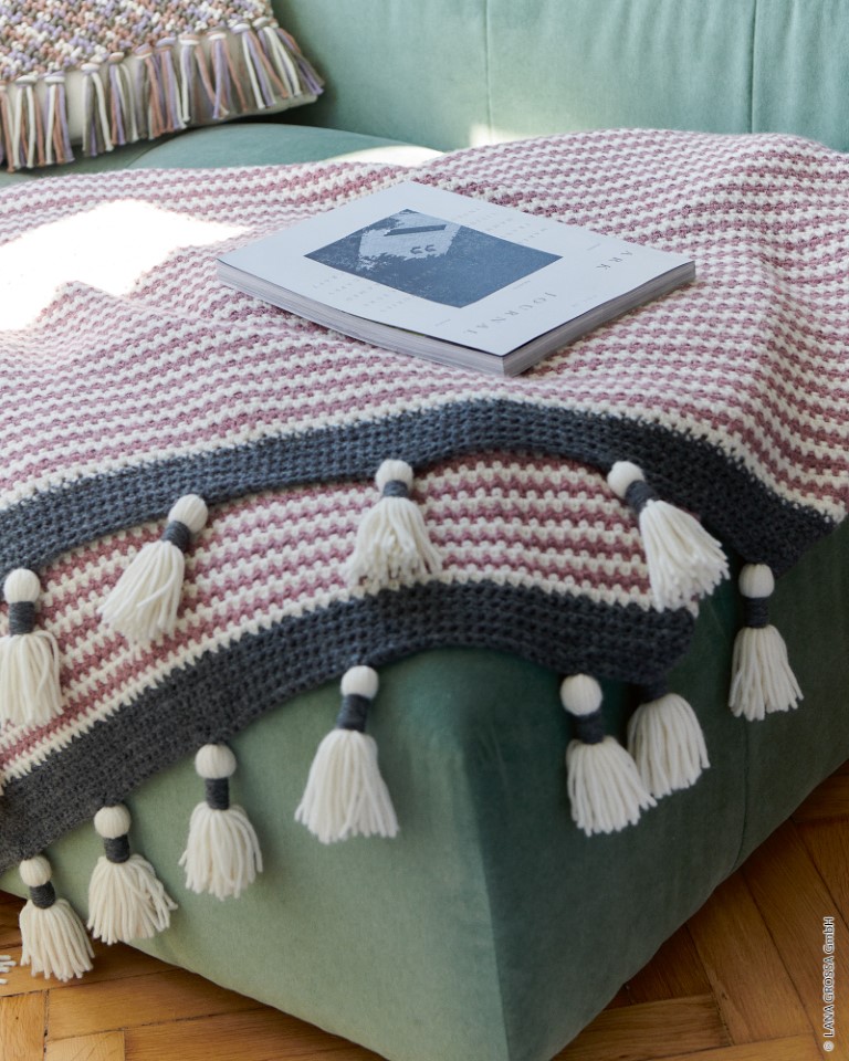 Artikelbild 1 des Artikels “Häkeldecke mit Quasten aus Alta Moda Alpaca “