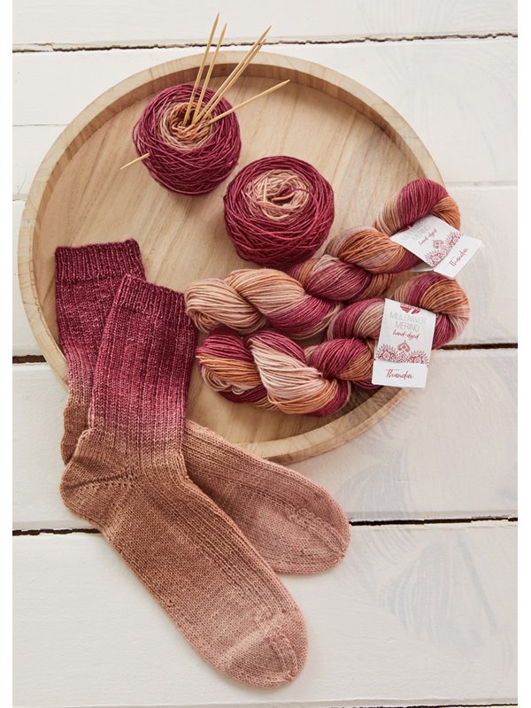 Artikelbild 1 des Artikels “Socken im Rippenmuster aus Meilenweit Merino Hand-Dyed “