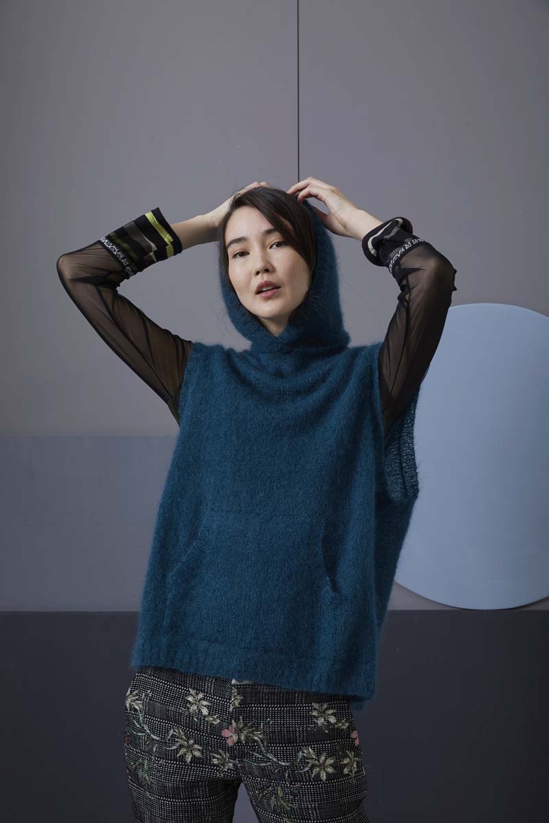Artikelbild 2 des Artikels “Kapuzenpullover ohne Ärmel aus Mohair Luxe 698.0199 - Oliv dunkel | L-XL (225g)“