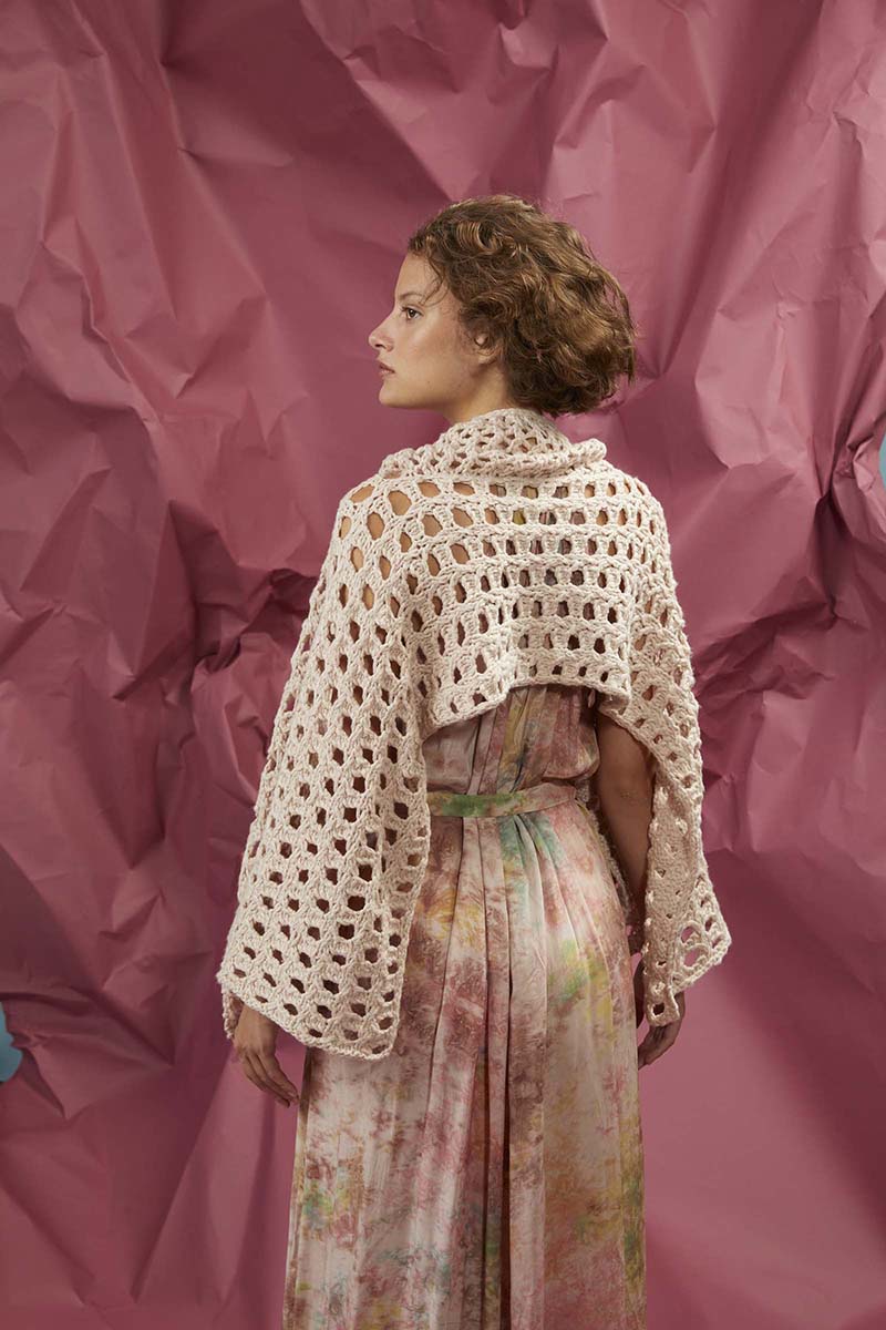 Artikelbild 3 des Artikels “Cape mit Lochmuster aus Sakura “