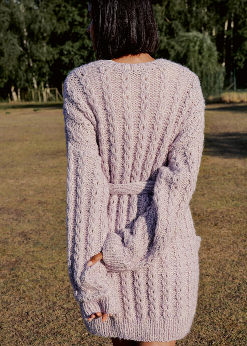 Artikelbild 3 des Artikels “Jacke im Zopfmuster aus Natural Alpaca Pelo “