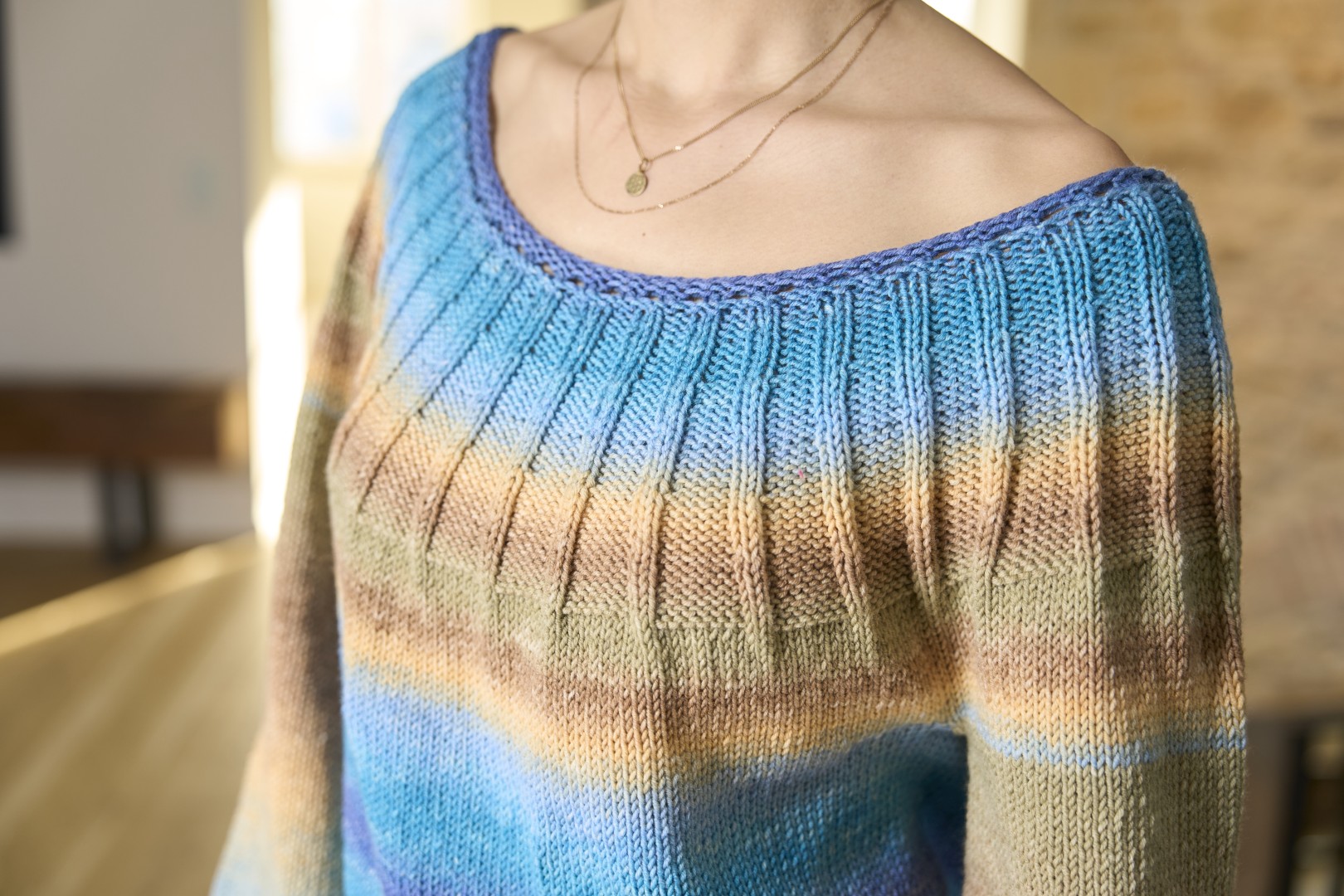 Artikelbild 3 des Artikels “Top Down-Pulli mit Rippemmusterpasse aus Pro Lana 1-2-3 Ideen Merino “