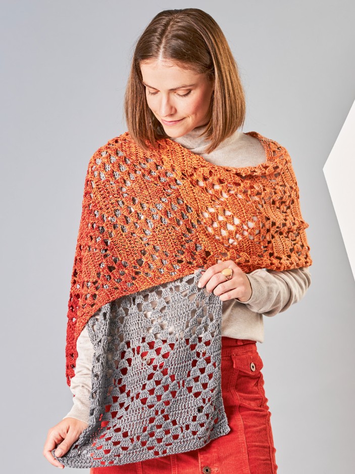 Artikelbild 3 des Artikels “Stola Orange trifft Grau aus Woolly Hugs Bobbel Cotton “