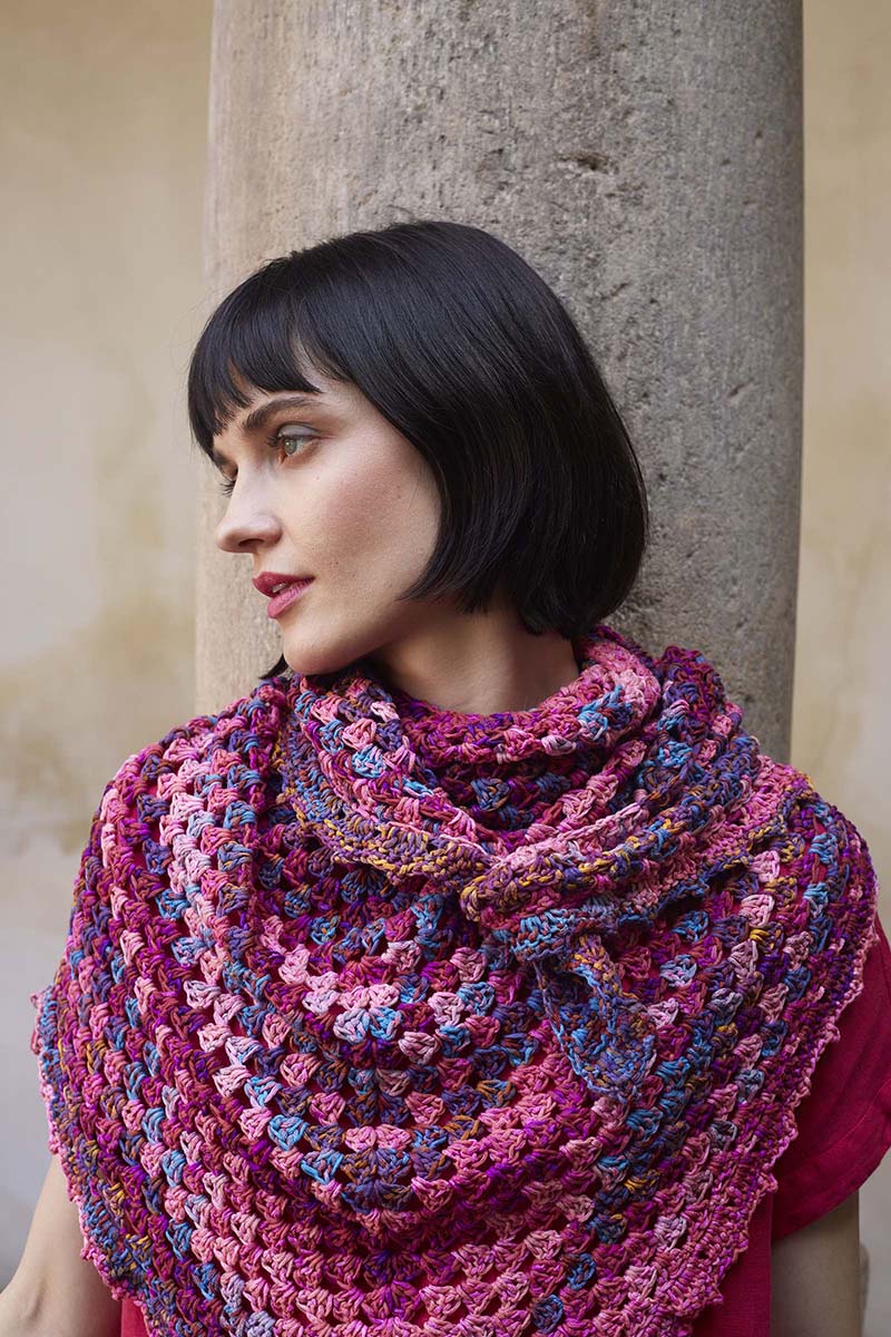 Artikelbild 4 des Artikels “Crocheted triangular shawl Find Your Rainbow aus WOOLADDICTS Artsy “
