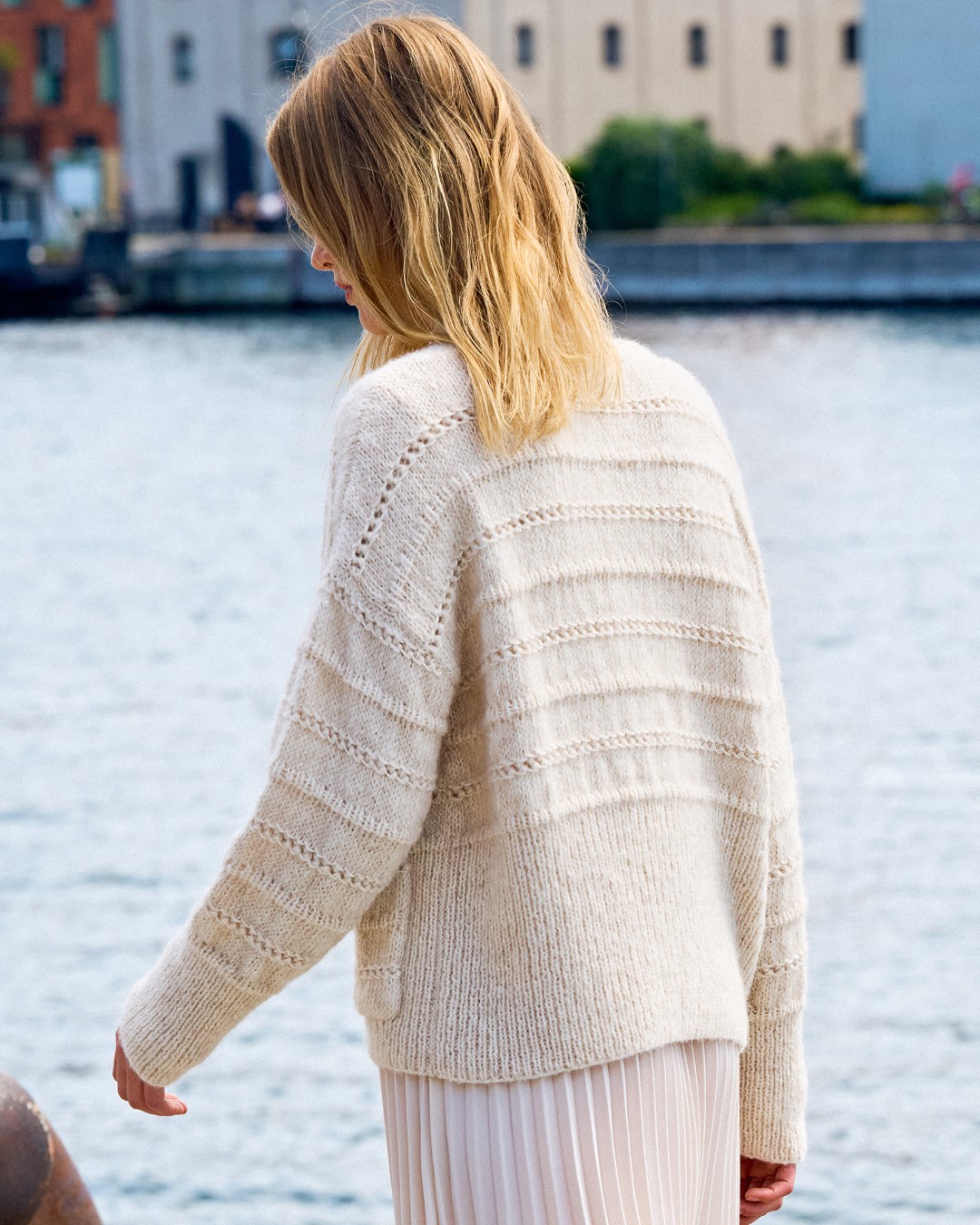 Artikelbild 4 des Artikels “Cardigan Mit Lochmusterstreifen aus Natural Alpaca Pelo “