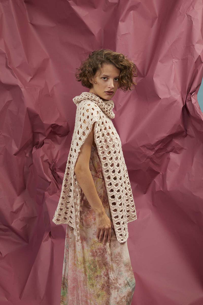 Artikelbild 5 des Artikels “Cape mit Lochmuster aus Sakura “